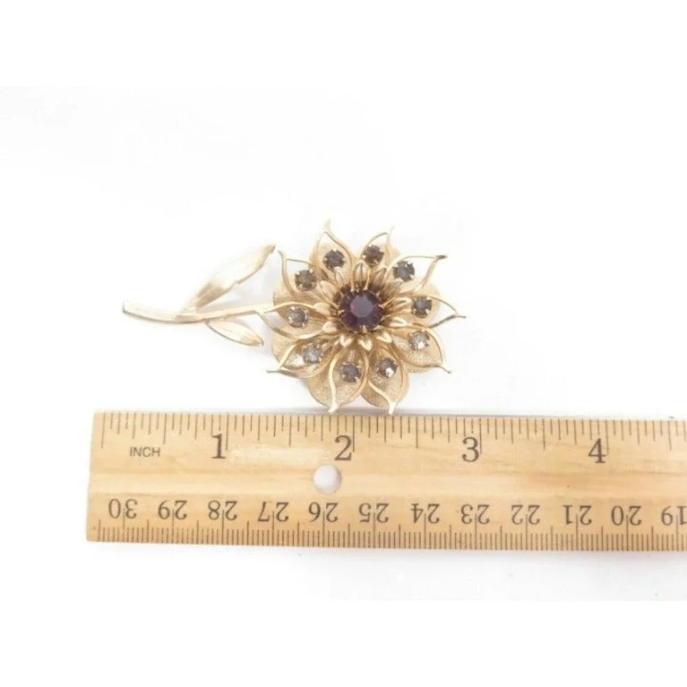 VINTAGE LARGE PURPLE & GRAY RHINESTONE GOLD PLATED‎ TIERED FLOWER BROOCH PIN